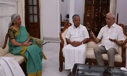 Kerala CM और राज्यपाल ने केंद्रीय मंत्री निर्मला सीतारमण से मुलाकात की Kerala CM और राज्यपाल ने केंद्रीय मंत्री निर्मला सीतारमण से मुलाकात की