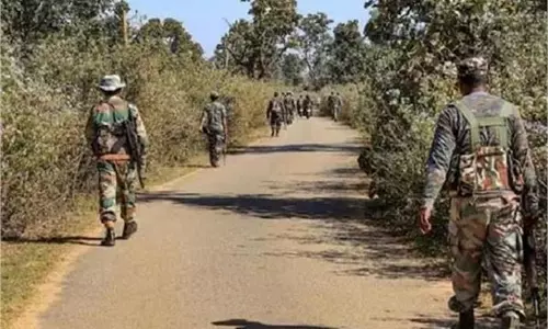Jammu-Kashmir: आतंकियों की तलाश में इलाके का चप्पा-चप्पा छान रहे हैं सुरक्षाबल