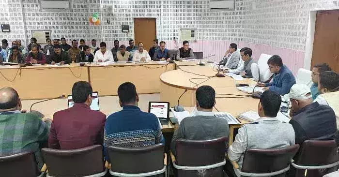 Ballia: जिलाधिकारी ने राजस्व वसूली में शत-प्रतिशत लक्ष्य पूरा करने का निर्देश दिया Ballia: जिलाधिकारी ने राजस्व वसूली में शत-प्रतिशत लक्ष्य पूरा करने का निर्देश दिया