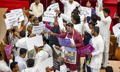 ओडिशा विधानसभा में हंगामे के बीच कांग्रेस ने महिला सुरक्षा बहस से बचने के लिए भाजपा की आलोचना की ओडिशा विधानसभा में हंगामे के बीच कांग्रेस ने महिला सुरक्षा बहस से बचने के लिए भाजपा की आलोचना की