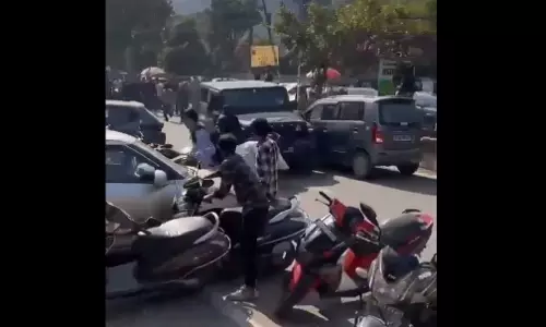 बाप रे! थार चालक ने कई वाहनों को मारी टक्कर, लोग देख इधर-उधर भाग रहे बाप रे! थार चालक ने कई वाहनों को मारी टक्कर, लोग देख इधर-उधर भाग रहे