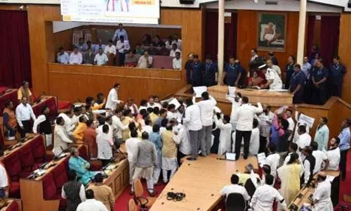 ओडिशा विधानसभा का सत्र हंगामेदार रहा, भाजपा और कांग्रेस विधायक आमने-सामने ओडिशा विधानसभा का सत्र हंगामेदार रहा, भाजपा और कांग्रेस विधायक आमने-सामने