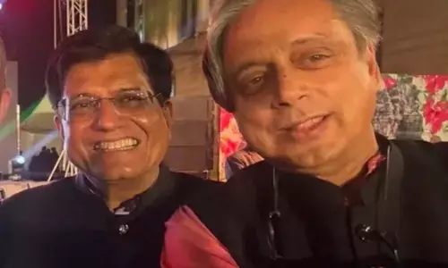 congress एकता शो के बाद शशि थरूर का पिनराई विजयन के साथ सेल्फी, हो रहा वायरल congress एकता शो के बाद शशि थरूर का पिनराई विजयन के साथ सेल्फी, हो रहा वायरल