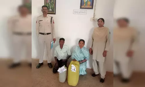 महिला बाथरूम के पीछे अवैध रूप से कच्ची महुआ शराब रखकर बिक्री करते रंगे हाथ पकड़ाई महिला बाथरूम के पीछे अवैध रूप से कच्ची महुआ शराब रखकर बिक्री करते रंगे हाथ पकड़ाई