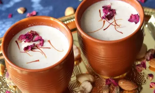 Holi Special : इस आसान रेसिपी से घर पर जल्दी बनाएं स्वादिष्ट देसी ठंडाई Holi Special : इस आसान रेसिपी से घर पर जल्दी बनाएं स्वादिष्ट देसी ठंडाई