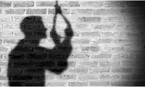 Khandwa: बेटी से बलात्कार के दोषी पिता ने जेल में फांसी लगाकर की आत्महत्या Khandwa: बेटी से बलात्कार के दोषी पिता ने जेल में फांसी लगाकर की आत्महत्या