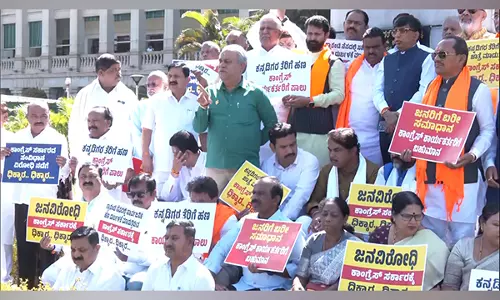 BJP जेडीएस विधायकों ने कर राजस्व के दुरुपयोग को लेकर विधान सौध में प्रदर्शन किया