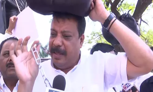 बजट पेश होने से पहले कांग्रेस विधायकों ने MP विधानसभा के बाहर प्रदर्शन किया