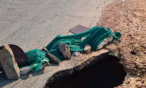 Haryana : गहरे गड्ढे यात्रियों के लिए खतरा बने हुए Haryana : गहरे गड्ढे यात्रियों के लिए खतरा बने हुए
