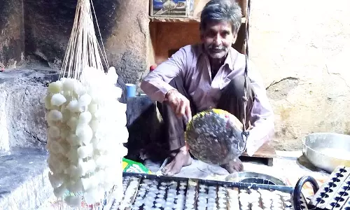 Holi 2025 : होली के दिन बच्चों को मेवे की माला क्यों पहनाई जाती है? जरूर जानें