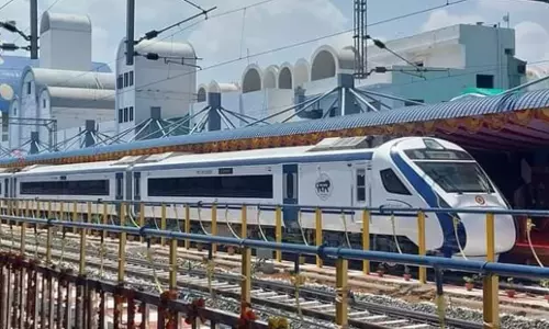 Rewa: वंदे भारत एक्सप्रेस ट्रेन का रिपेयर और मेकओवर पूरा हुआ Rewa: वंदे भारत एक्सप्रेस ट्रेन का रिपेयर और मेकओवर पूरा हुआ