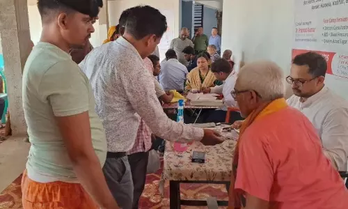 Katihar: सुतारा मेंहीं मिशन स्कूल की ओर से मुफ्त चिकित्सा शिविर का आयोजन किया गया