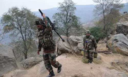 J-K के नौशेरा में नियंत्रण रेखा पर गोलीबारी की घटना में सैन्यकर्मी घायल J-K के नौशेरा में नियंत्रण रेखा पर गोलीबारी की घटना में सैन्यकर्मी घायल