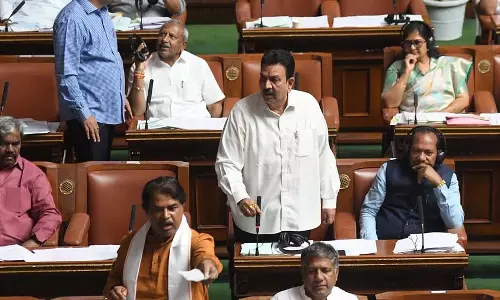 Karnataka विधानसभा में गारंटी पैनल प्रमुखों के लिए ‘करदाताओं’ के पैसे को लेकर हंगामा Karnataka विधानसभा में गारंटी पैनल प्रमुखों के लिए ‘करदाताओं’ के पैसे को लेकर हंगामा