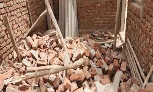 Indirapuram: निमार्णाधीन गोदाम की सात फुट ऊंची दीवार भरभराक गिरी, मासूम की मौत