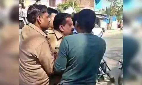अभी तो हुआ था प्रमोशन...एंटी करप्शन की टीम ने दारोगा को रिश्वत लेते रंगे हाथों पकड़ा, सामने आया वीडियो अभी तो हुआ था प्रमोशन...एंटी करप्शन की टीम ने दारोगा को रिश्वत लेते रंगे हाथों पकड़ा, सामने आया वीडियो
