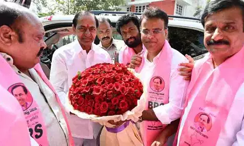 बजट सत्र के लिए तेलंगाना विधानसभा पहुंचे KCR , पार्टी विधायकों से की मुलाकात