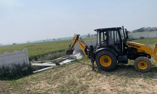 Haryana : कुरुक्षेत्र के मिर्जापुर गांव में अवैध कॉलोनी ढहाई गई Haryana : कुरुक्षेत्र के मिर्जापुर गांव में अवैध कॉलोनी ढहाई गई