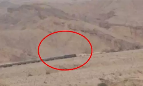 ट्रेन हाईजैक: हर बंधक यात्रियों के बगल में बम...सामने आया सन्न करने वाला VIDEO
