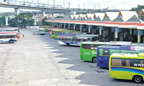 निलंबित TGSRTC बस कंडक्टरों ने राज्य सरकार से अपनी सेवाएं बहाल करने की मांग की निलंबित TGSRTC बस कंडक्टरों ने राज्य सरकार से अपनी सेवाएं बहाल करने की मांग की
