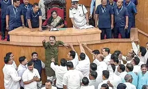 Odisha विधानसभा में हाथापाई के बाद कांग्रेस विधायक बहिनीपति को स्पीकर ने निलंबित कर दिया Odisha विधानसभा में हाथापाई के बाद कांग्रेस विधायक बहिनीपति को स्पीकर ने निलंबित कर दिया