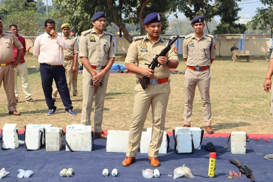 रिज़र्व पुलिस लाइन ग्राउंड में पुलिसकर्मियों को एंटी रायट ड्रिल व दंगा नियंत्रण उपकरणों का अभ्यास