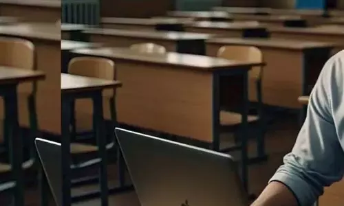शिक्षक का कक्षा में आपत्तिजनक फिल्म देखने का मामला, छात्र ने खींचा फोटो, मच गया बवाल