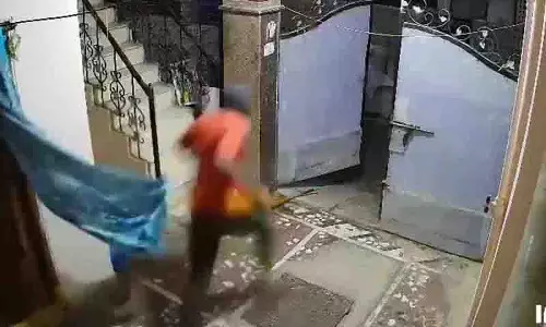 हैदराबाद के KPHB में चेन स्नैचर ने बुजुर्ग महिला को निशाना बनाया हैदराबाद के KPHB में चेन स्नैचर ने बुजुर्ग महिला को निशाना बनाया