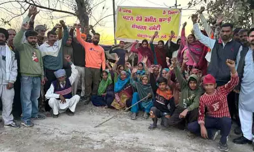 आवासीय क्षेत्र के पास स्टोन क्रशर के खिलाफ “Pakka Morcha” 39वें दिन में प्रवेश कर गया आवासीय क्षेत्र के पास स्टोन क्रशर के खिलाफ “Pakka Morcha” 39वें दिन में प्रवेश कर गया