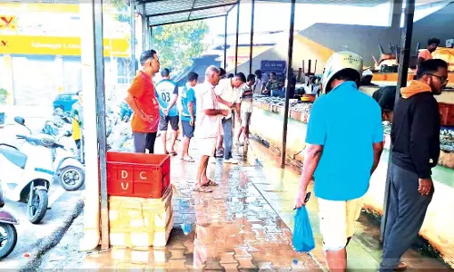 GOA: मार्सेल मछली बाज़ार के विक्रेता बहते हुए अपशिष्ट जल के कारण घाटे से जूझ रहे