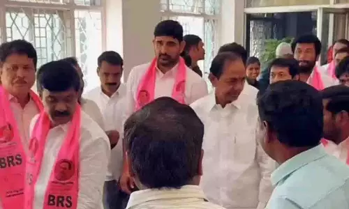 महीनों बाद विधानसभा पहुंचे KCR का गर्मजोशी से स्वागत