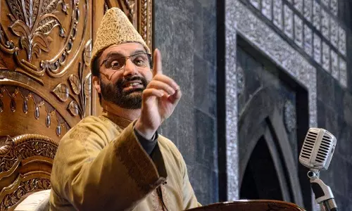 Mirwaiz: व्यावसायिक लाभ आस्था-संस्कृति की कीमत पर नहीं आना चाहिए Mirwaiz: व्यावसायिक लाभ आस्था-संस्कृति की कीमत पर नहीं आना चाहिए