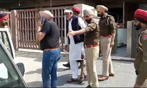 Mohali पुलिस ने म्यूजिक प्रोड्यूसर पिंकी धालीवाल के सेक्टर 71 स्थित घर की तलाशी ली