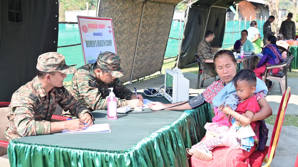 Manipur : भारतीय सेना ने कांटो सबल राहत शिविर में महिलाओं के लिए