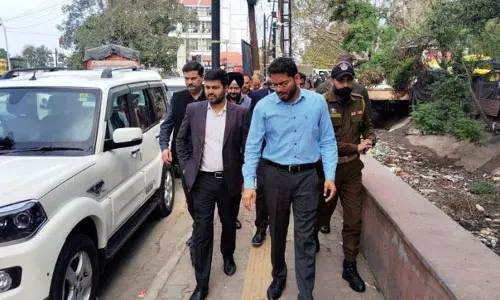 DC जम्मू ने नहर से गाद निकालने के कार्यों का निरीक्षण किया