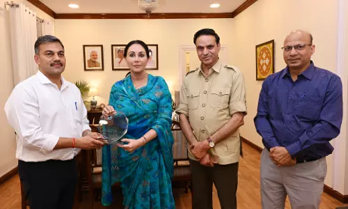 Jaipur: उप मुख्यमंत्री दिया कुमारी को वीमन टूरिज्म मिनिस्टर ऑफ द ईयर अवॉर्ड की सौंपी ट्राफी