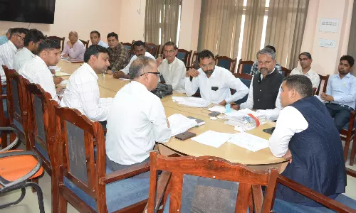 Churu: जिला कलेक्टर अभिषेक सुराणा ने प्रधानमंत्री फसल बीमा योजना Churu: जिला कलेक्टर अभिषेक सुराणा ने प्रधानमंत्री फसल बीमा योजना