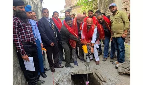 Jammu: युद्धवीर ने बिक्रम चौक पर नाले के निर्माण कार्य का शुभारंभ किया Jammu: युद्धवीर ने बिक्रम चौक पर नाले के निर्माण कार्य का शुभारंभ किया