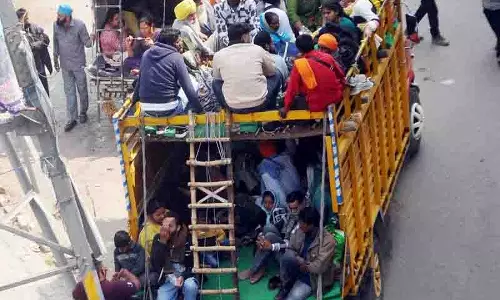 Amritsar में नियमों का उल्लंघन कर श्रद्धालुओं को ले जा रहे भारी वाहन, जान जोखिम में Amritsar में नियमों का उल्लंघन कर श्रद्धालुओं को ले जा रहे भारी वाहन, जान जोखिम में
