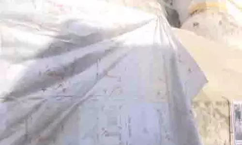 UP: होली से पहले संभल की जामा मस्जिद को तिरपाल से ढका गया UP: होली से पहले संभल की जामा मस्जिद को तिरपाल से ढका गया