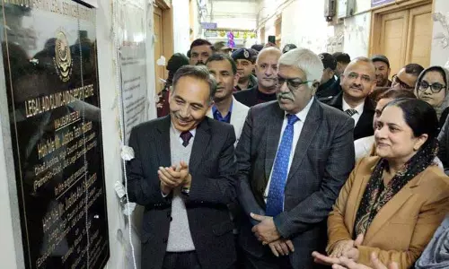 मुख्य न्यायाधीश ने Srinagar के सरकारी मेडिकल कॉलेज में कानूनी सहायता क्लिनिक का उद्घाटन किया मुख्य न्यायाधीश ने Srinagar के सरकारी मेडिकल कॉलेज में कानूनी सहायता क्लिनिक का उद्घाटन किया