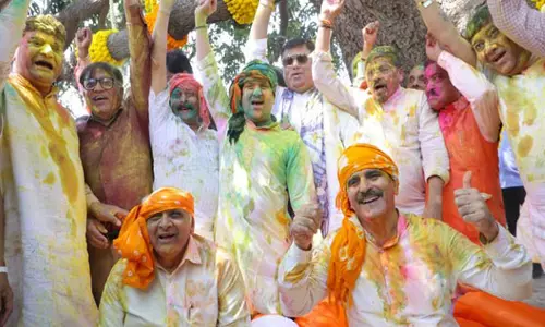 CM भूपेन्द्र पटेल, विधानसभा अध्यक्ष शंकरभाई चौधरी, मंत्रियों और विधायकों ने होली का त्योहार मनाया CM भूपेन्द्र पटेल, विधानसभा अध्यक्ष शंकरभाई चौधरी, मंत्रियों और विधायकों ने होली का त्योहार मनाया
