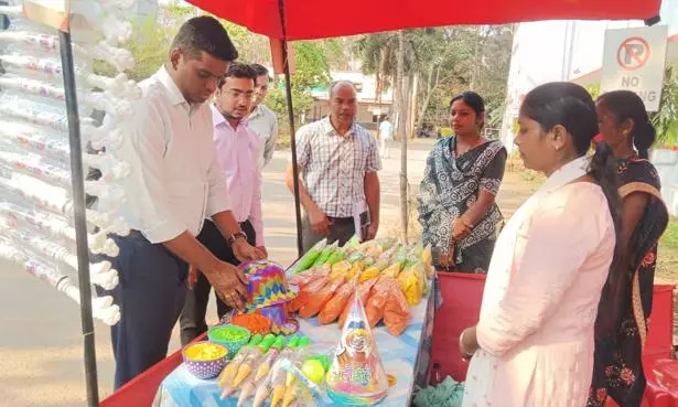 Jagdalpur: समूह की महिलाओं ने कलेक्ट्रेट परिसर में हर्बल गुलाल व होली सामग्री का स्टॉल लगाया Jagdalpur: समूह की महिलाओं ने कलेक्ट्रेट परिसर में हर्बल गुलाल व होली सामग्री का स्टॉल लगाया