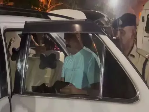 फॉर्च्यूनर कार पर 4 हजार का जुर्माना, लगी हुई थी पुलिस सायरन फॉर्च्यूनर कार पर 4 हजार का जुर्माना, लगी हुई थी पुलिस सायरन