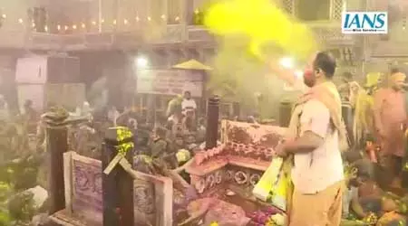 वृंदावन में होली का रंग : राधा वल्लभ मंदिर में उमड़ा भक्ति का सैलाब वृंदावन में होली का रंग : राधा वल्लभ मंदिर में उमड़ा भक्ति का सैलाब