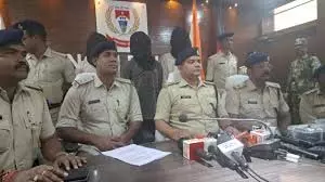 राजधानी में अवैध शराब और नशीले पदार्थों की आपूर्ति करने वाले नेटवर्क पर पुलिस की कार्रवाई राजधानी में अवैध शराब और नशीले पदार्थों की आपूर्ति करने वाले नेटवर्क पर पुलिस की कार्रवाई