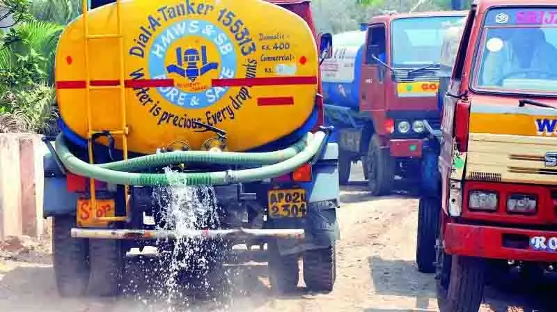 Hyderabad में पानी के टैंकर की मांग हिट रिकॉर्ड उच्च Hyderabad में पानी के टैंकर की मांग हिट रिकॉर्ड उच्च