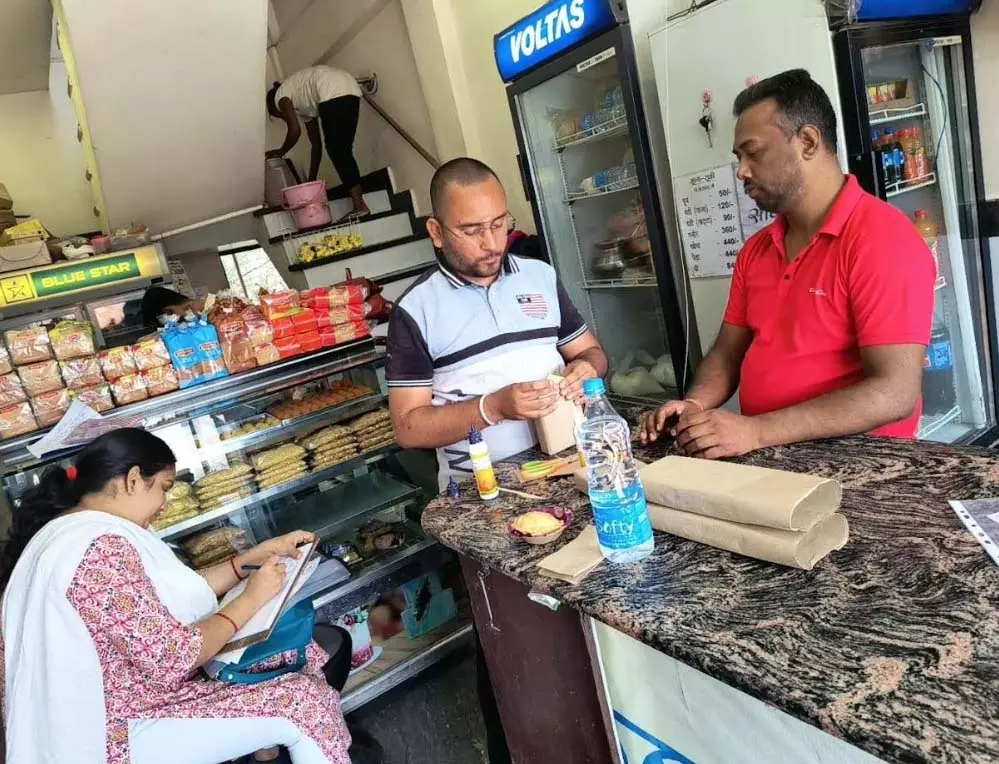 शहर के कई खाद्य प्रतिष्ठानों से नमूना संकलन, जांच जारी शहर के कई खाद्य प्रतिष्ठानों से नमूना संकलन, जांच जारी