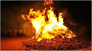 Holika Dahan पर करें ये आसान उपाय, बरसेगी कृपा Holika Dahan पर करें ये आसान उपाय, बरसेगी कृपा