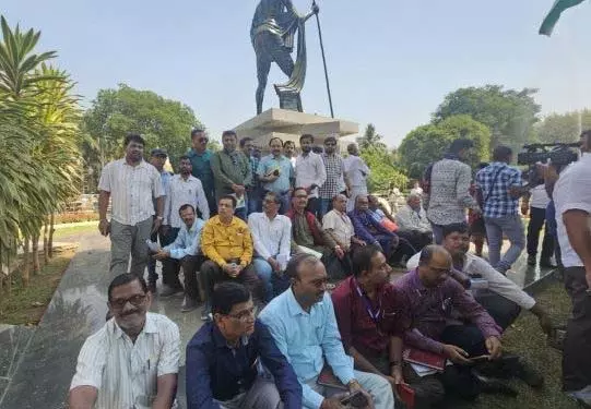 मोबाइल फोन प्रतिबंध के विरोध में पत्रकारों ने ओडिशा विधानसभा की कार्यवाही का बहिष्कार किया मोबाइल फोन प्रतिबंध के विरोध में पत्रकारों ने ओडिशा विधानसभा की कार्यवाही का बहिष्कार किया